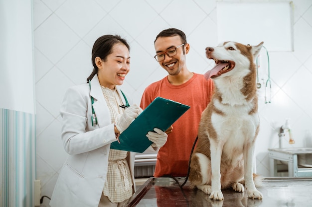 Foto ritratto di un giovane con un cane