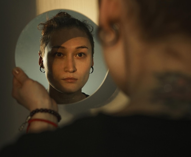 Photo portrait of young man with mirror