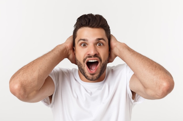 Photo portrait of young man with shocked facial expression