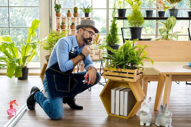 Foto ritratto di un giovane che lavora a casa