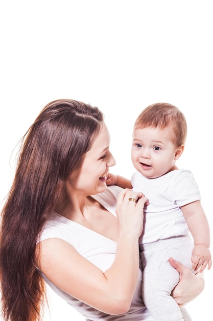 白い布を着て、赤ちゃんを見ている若い母親の肖像画