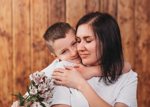 Foto ritratto di una giovane madre e figlio, tenerezza delle relazioni e congratulazioni per la vacanza