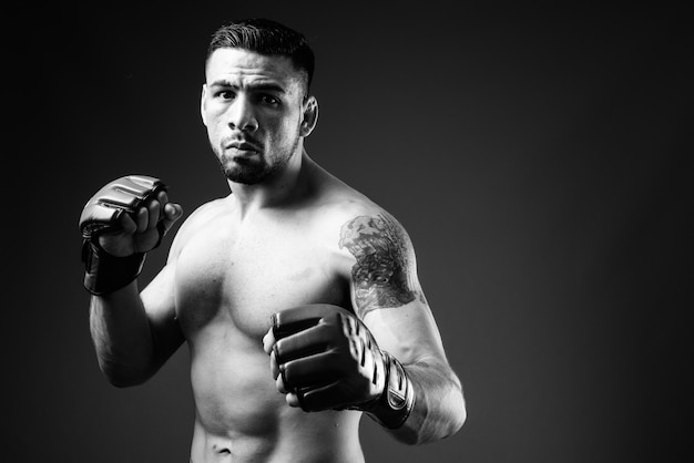 Портрет молодого мускулистого латиноамериканца в образе боксера без рубашки