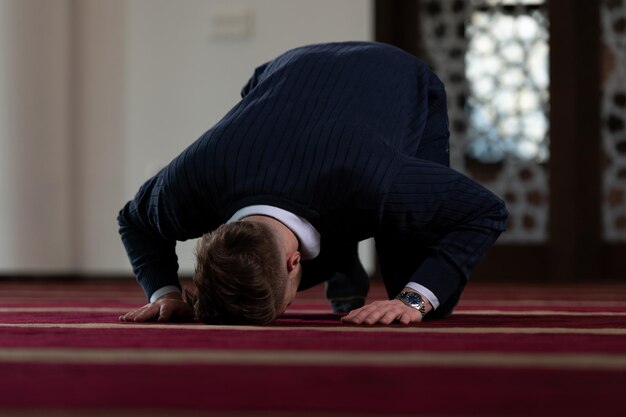 Photo portrait of young muslim man