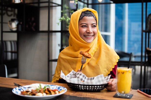 コーヒーショップで若いイスラム教徒の女性の肖像画