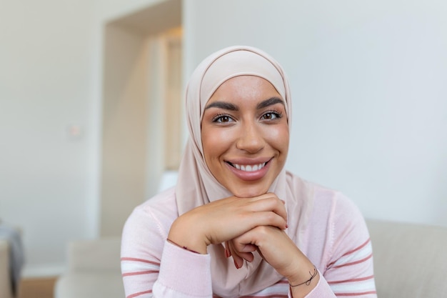 スカーフsmileHappyモーメントの概念の肖像画の若いイスラム教徒の女性カジュアルウェアとヒジャーブで美しいイスラム教徒の女性モデルのヘッドショット