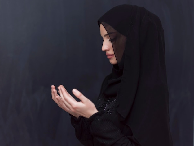 dua を作る若いイスラム教徒の女性の肖像画。高品質の写真