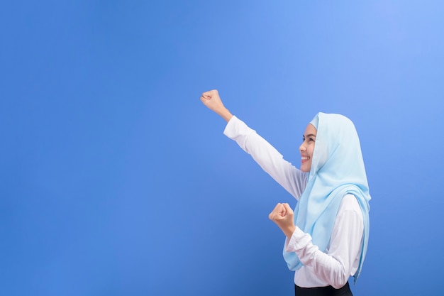 파란색에 hijab와 젊은 회교도 여자의 초상화