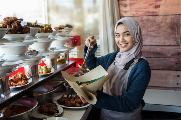 レストランで働く若いイスラム教徒の女性の肖像画