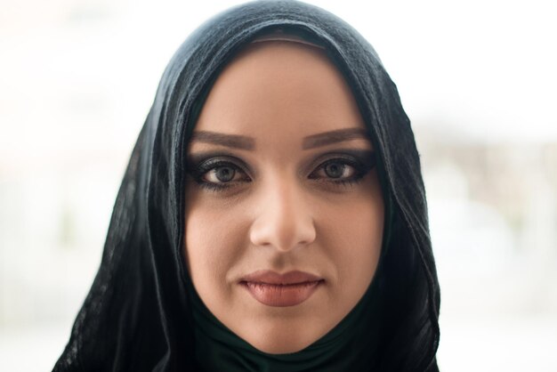 Photo portrait of young muslim woman