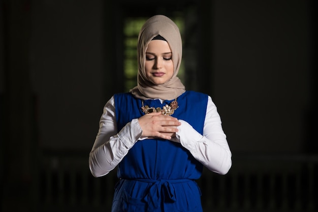 Photo portrait of young muslim woman