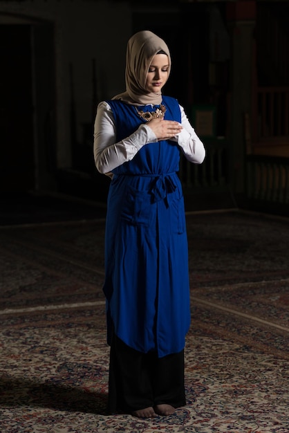 Photo portrait of young muslim woman