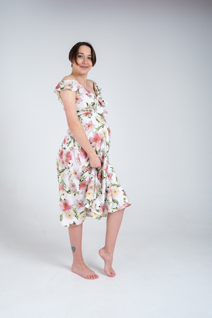 夏のドレスを着た若い妊婦の肖像画