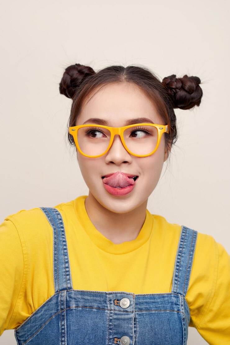 Photo 두 개의 머리를 가진 젊은 예쁜 아시아 여성의 초상화와 진 바지를 입는다
