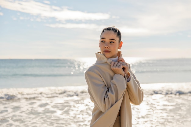 바다의 배경에 젊은 예쁜 여자의 초상화