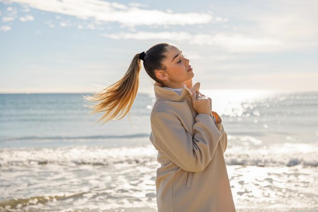 海の背景に若いきれいな女の子の肖像画