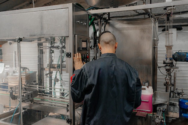 Foto ritratto di un giovane ingegnere professionista dell'industria pesante