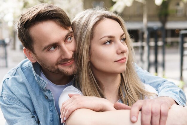 屋外でのデート中の官能的で愛情のある若いカップルの肖像画