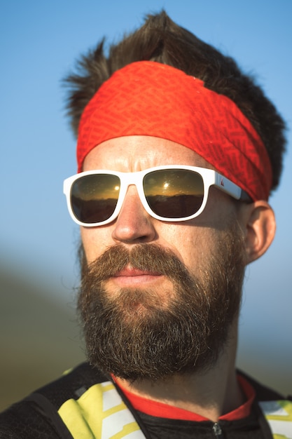 Photo portrait of young sporty mountaineer man with beard