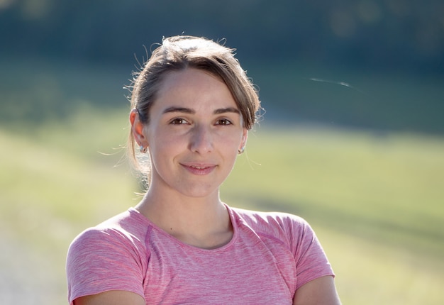 Foto ritratto di giovane donna sportiva in campagna