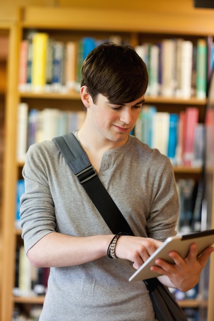 Ritratto di un giovane studente utilizzando un tablet pc