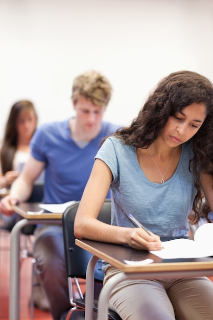 Foto ritratto di giovani studenti che lavorano su un incarico