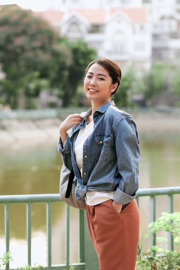 Photo 穿著可愛時尚服裝,微笑,享受週末,帶著背包旅行的年輕時尚女士的肖像
