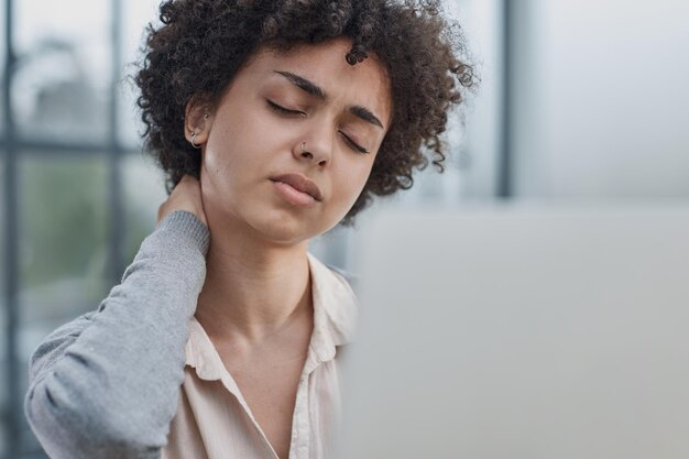 Photo portrait of young successful caucasian businesswoman sitting at desk working