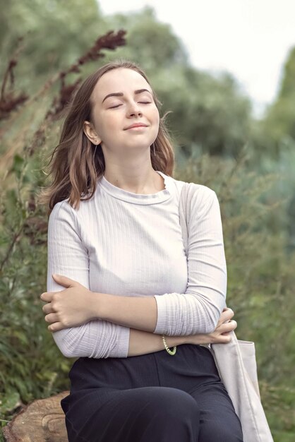 Foto ritratto di una giovane adolescente nella sorgente del parco