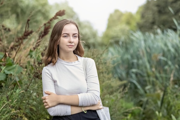 Foto ritratto di una giovane adolescente nella sorgente del parco