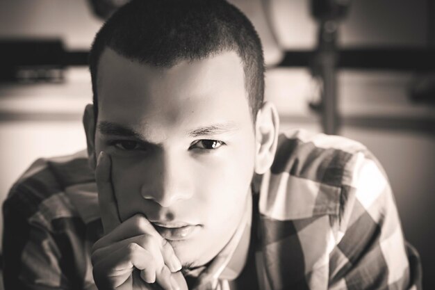 Photo portrait of young thoughtful man