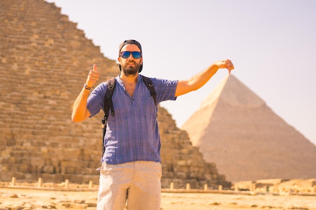 Ritratto di un giovane turista presso la piramide di cheope, la piramide più grande