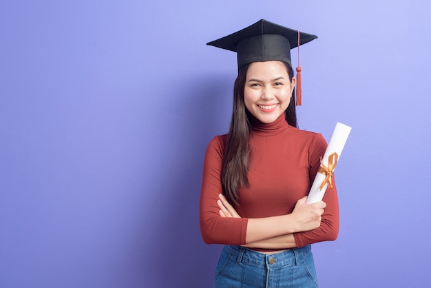 卒業の帽子を持つ若い大学生女性の肖像画