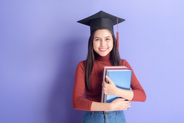 Портрет молодой студентки университета в выпускной шапке