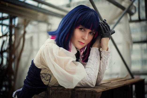 Foto ritratto di una giovane donna avventuriera cosplay