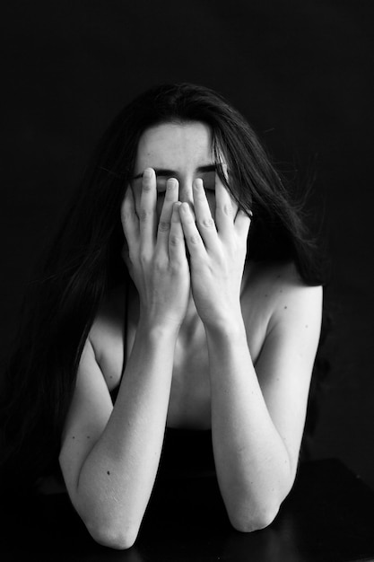 Photo portrait of young woman against black background