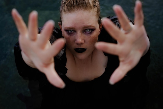 Photo portrait of young woman against black background