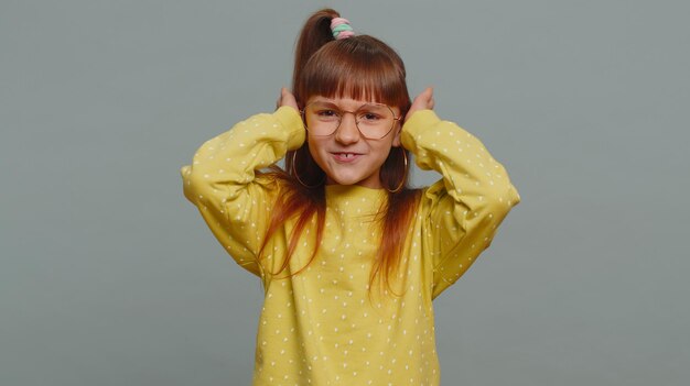 Photo portrait of young woman against black background