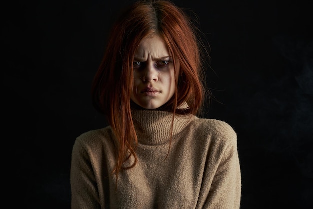 Photo portrait of young woman against black background