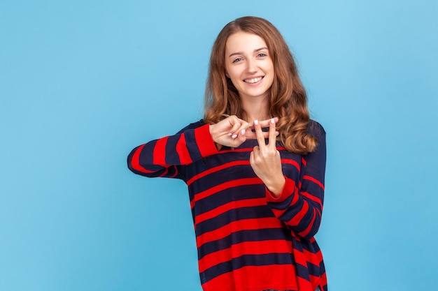 Photo portrait of young woman against blue background