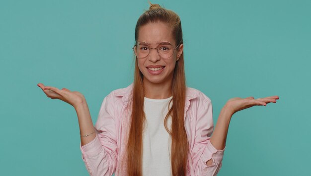 Photo portrait of young woman against blue background