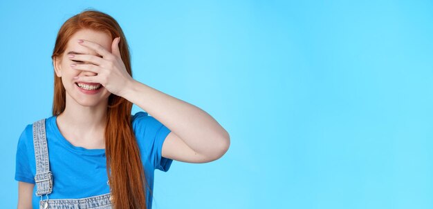 Photo portrait of young woman against blue background