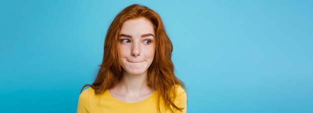 Photo portrait of young woman against blue background