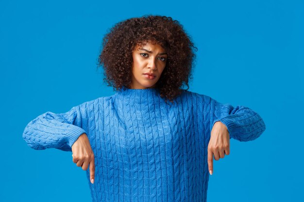 Foto ritratto di una giovane donna sullo sfondo blu