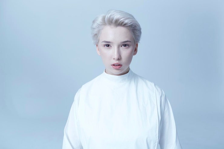 Photo 파란색 배경 에 있는 젊은 여자 의 초상화