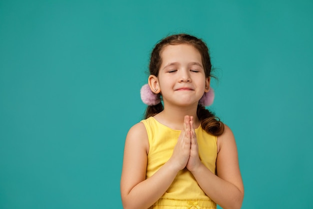 Photo portrait of young woman against blue background