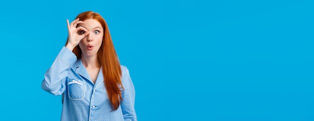 Photo portrait of young woman against blue background