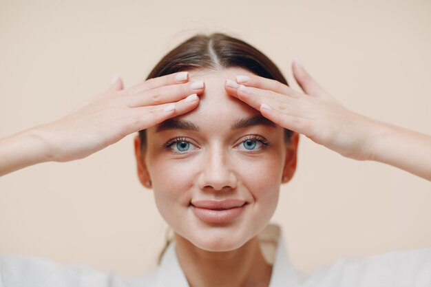 Photo portrait of young woman against colored background