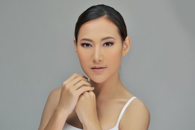 회색 배경 에 있는 젊은 여자 의 초상화