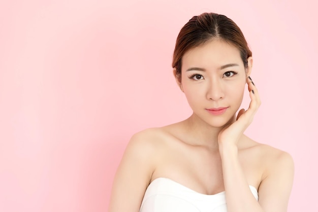 ピンクの背景に若い女性の肖像画